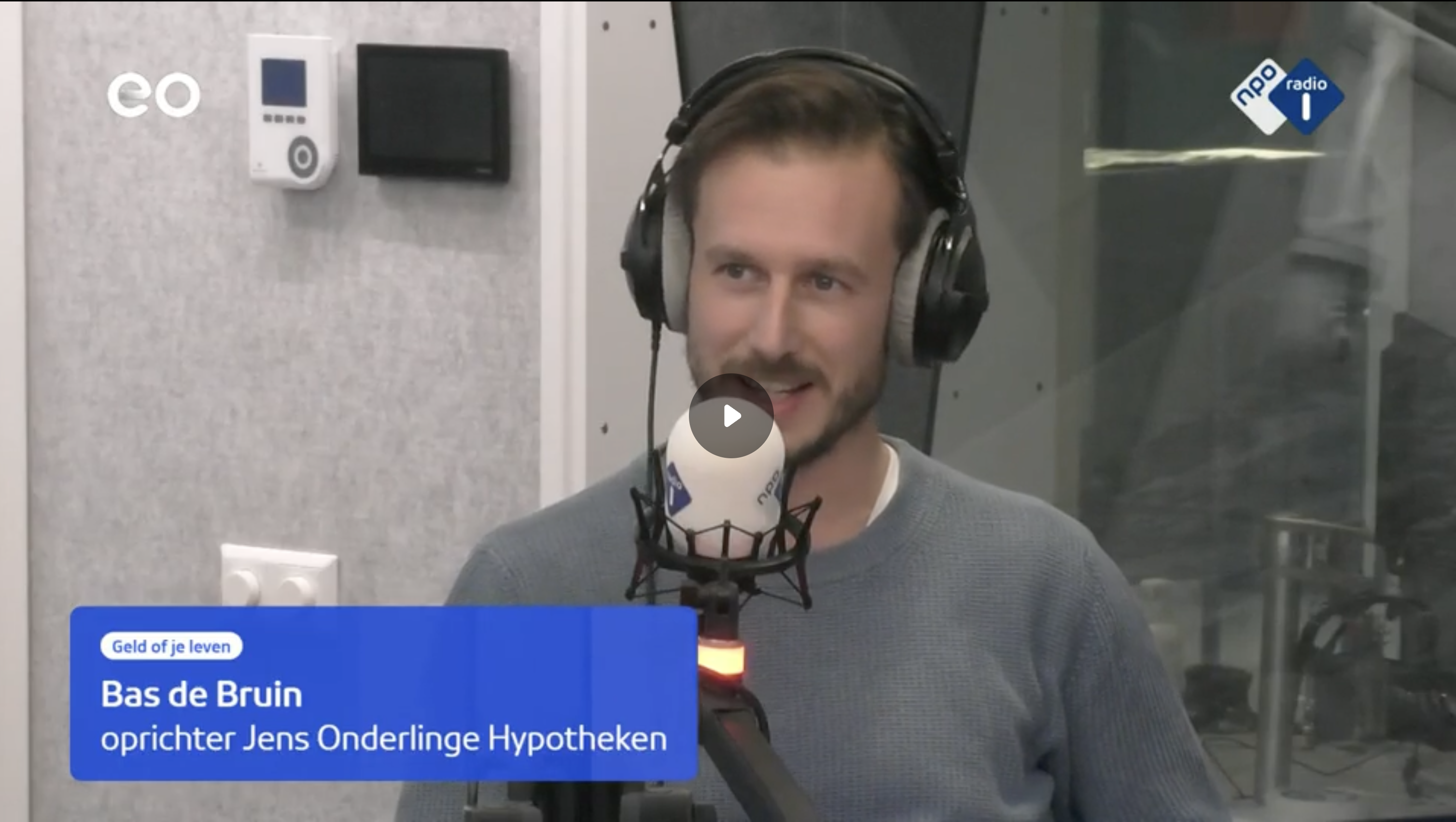 Foto van Bas de Bruin, co-founder van Jens Onderlinge Hypotheken, in de studio bij NPO Radio 1