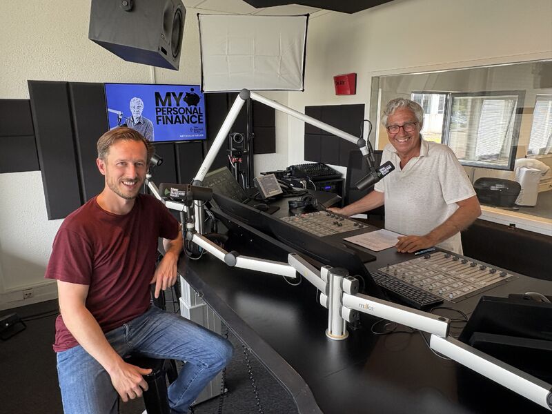 Foto van Bas de Bruin, co-founder van Jens Onderlinge Hypotheken, in de studio bij NPO Radio 1